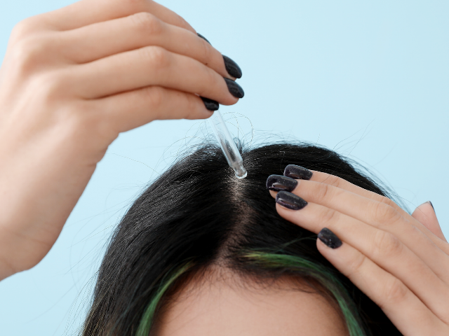 タマヌオイルの使い方　直接髪や頭皮につける